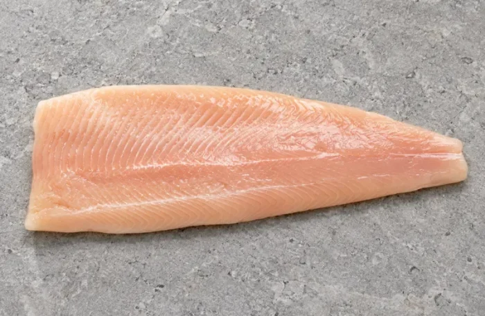 Vaivorykštinio Upėtakio file su oda 160-230g 1kg